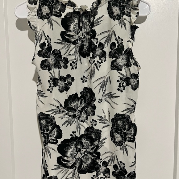 Rose & Olive Monochrome Floral Ruffle-Trim Sleeveless Camisole - Picture 2 of 3